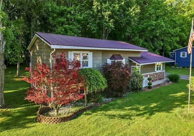 Homes for sale in Hempfield Twp, PA | 48 Bentley Ave, Hempfield Twp, PA 16125 | MLS# 1758897