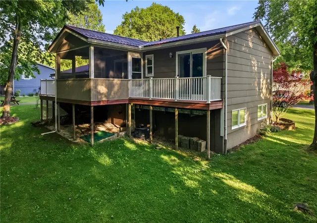 Homes for sale in Hempfield Twp, PA | 48 Bentley Ave, Hempfield Twp, PA 16125 | MLS# 1758897