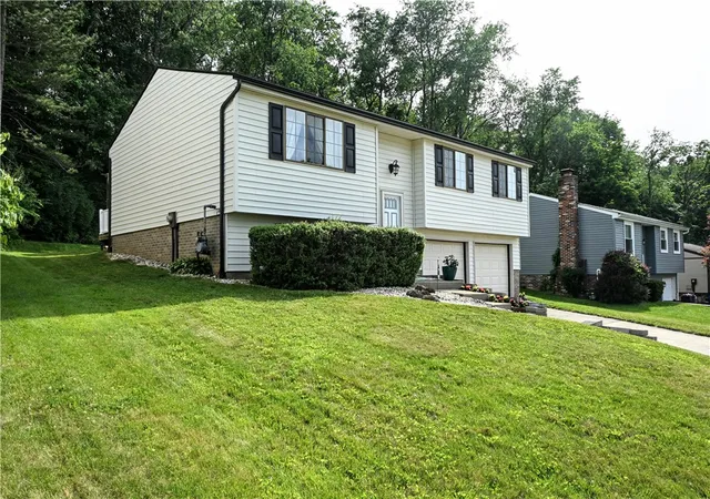 Homes for sale in South Park, PA | 1264 Armstrong Dr, South Park, PA 15129 | MLS# 1759019