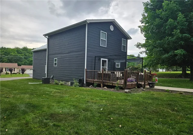 Homes for sale in Neshannock Twp, PA | 1110 Sunrise Dr, Neshannock Twp, PA 16105 | MLS# 1759163