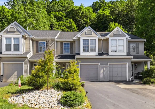 Photo 2 of Condo for sale at 231 Commons Dr, Oakmont, PA 15139 | MLS# 1758955 | Listing updated on 2026-06-25