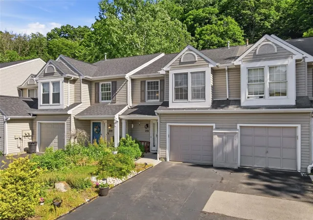Photo 3 of Condo for sale at 231 Commons Dr, Oakmont, PA 15139 | MLS# 1758955 | Listing updated on 2026-06-25