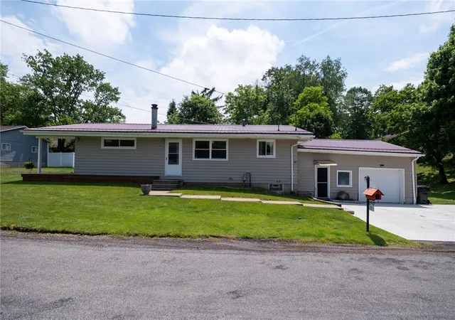 Homes for sale in Franklin Twp, PA | 701 Pinchot St, Franklin Twp, PA 16117 | MLS# 1759050