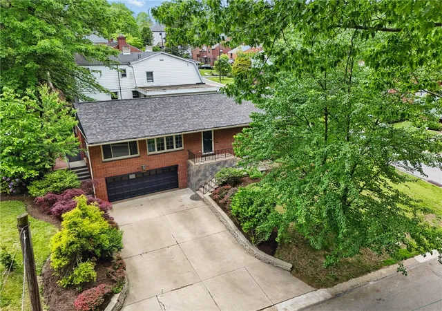 2nd image of 450 Willow Dr, Mt Lebanon, PA 15243 | MLS# 1759147