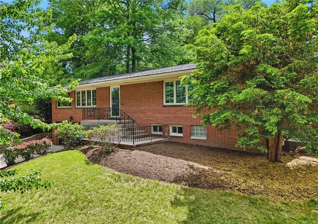 3rd image of 450 Willow Dr, Mt Lebanon, PA 15243 | MLS# 1759147