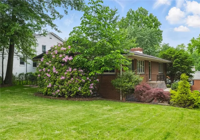 4th image of 450 Willow Dr, Mt Lebanon, PA 15243 | MLS# 1759147