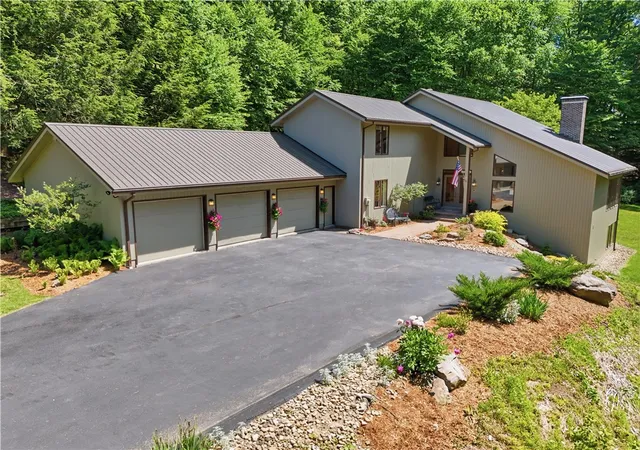 Homes for sale in White Twp, PA | 30 Croyhill Dr, White Twp, PA 15701 | MLS# 1759244