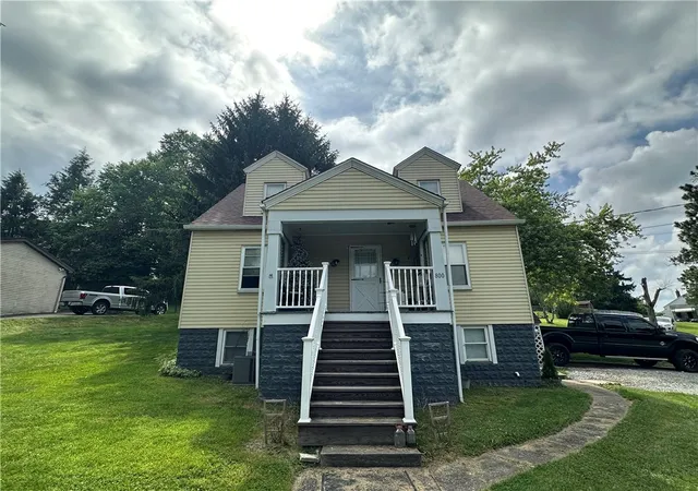 Photo 2 of Single family home for sale at 800 S Central Ave, Canonsburg, PA 15317 | MLS# 1759508 | Listing updated on 2026-06-15