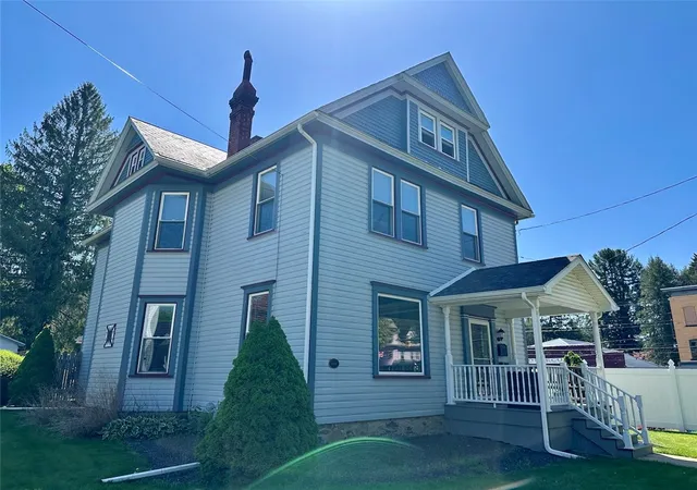Photo 4 of Single family home for sale at 806 Liberty St, City Of Franklin, PA 16323 | MLS# 1759505 | Listing updated on 2026-07-28