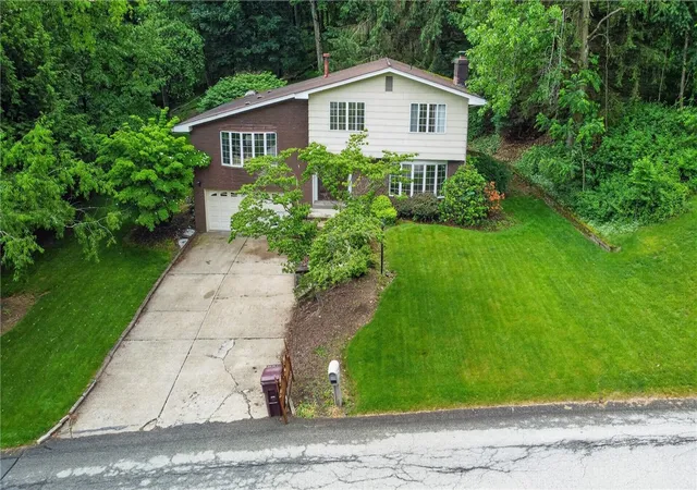 Homes for sale in Murrysville, PA | 3808 Edinburg Dr, Murrysville, PA 15668 | MLS# 1759635