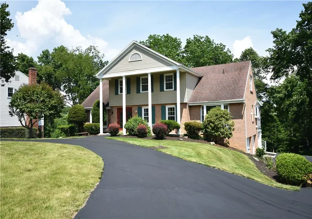 3rd image of 1733 Hathaway Ln, Upper St Clair, PA 15241 | MLS# 1759140