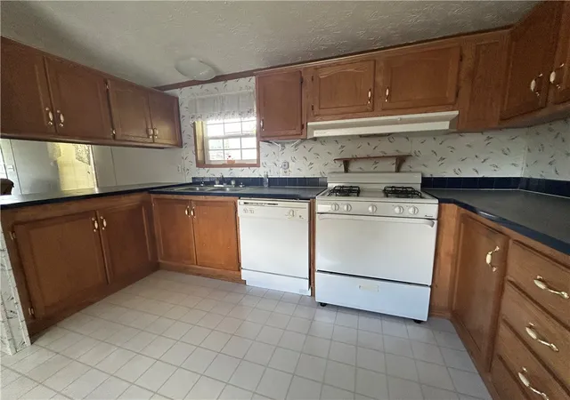 2nd image of 1 Grandview Dr #13, Perry Twp, PA 16130 | MLS# 1759756