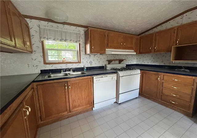 3rd image of 1 Grandview Dr #13, Perry Twp, PA 16130 | MLS# 1759756