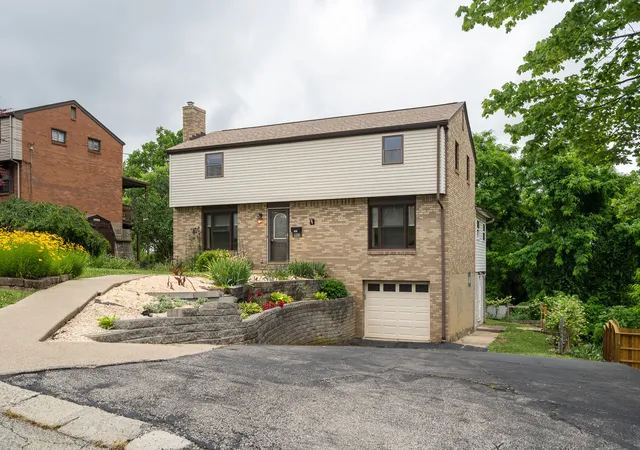 Homes for sale in Baldwin Twp, PA | 963 Highview Rd, Baldwin Twp, PA 15234 | MLS# 1759799