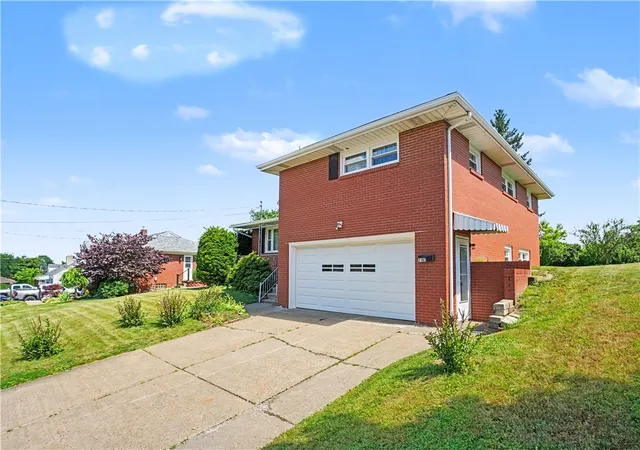 3rd image of 2107 Lynwood Dr, Hopewell Twp, PA 15001 | MLS# 1759908