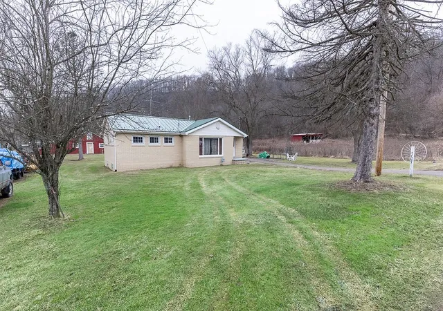 2nd image of 107 Wallace Dr, Darlngtn Twp, PA 16115 | MLS# 1759929