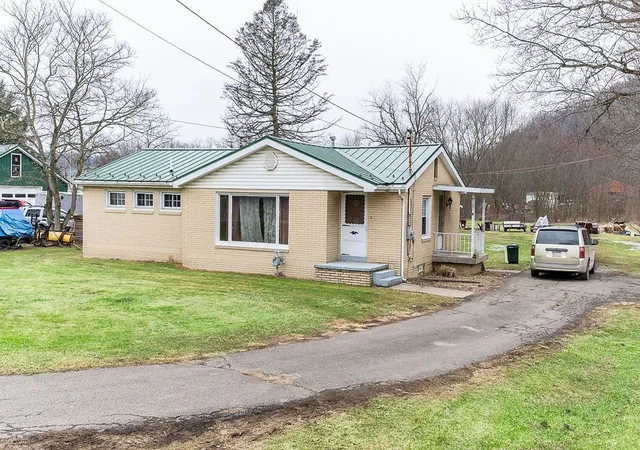 Homes for sale in Darlngtn Twp, PA | 107 Wallace Dr, Darlngtn Twp, PA 16115 | MLS# 1759929