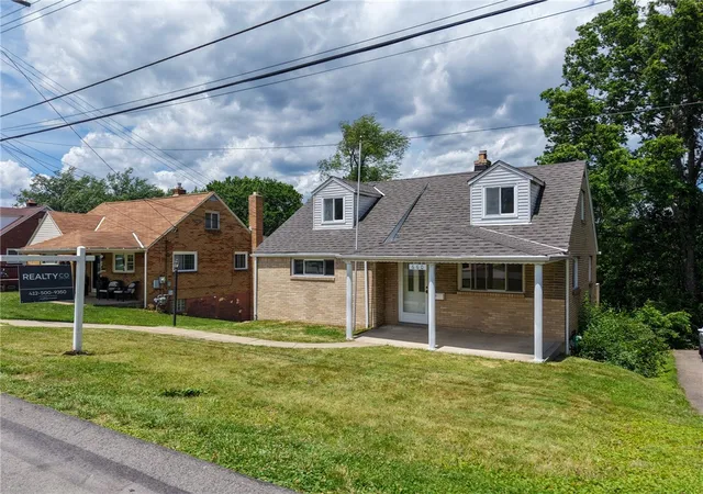Homes for sale in Verona, PA | 660 Valemont Dr, Verona, PA 15147 | MLS# 1760164