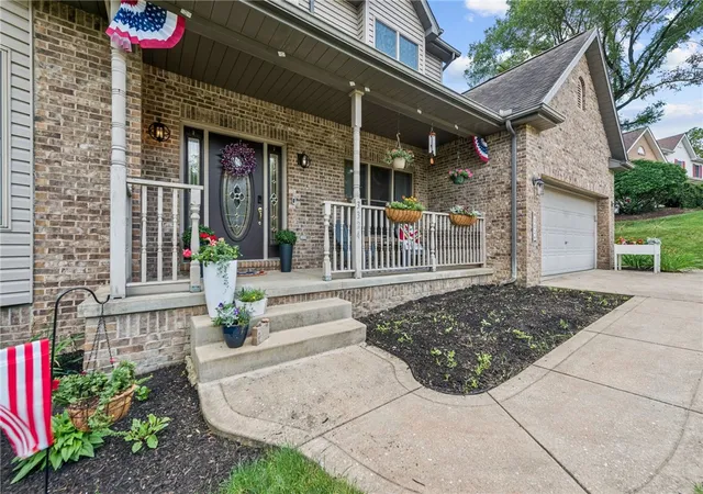Homes for sale in Murrysville, PA | 3324 Carriage Cir, Murrysville, PA 15632 | MLS# 1760203