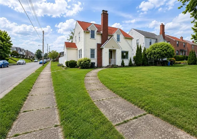 Homes for sale in New Castle, PA | 2201 Delaware Ave, New Castle, PA 16105 | MLS# 1759904