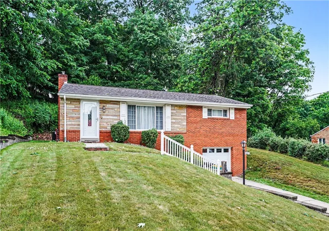 Homes for sale in Ross Twp, PA | 104 Longmount Dr, Ross Twp, PA 15214 | MLS# 1760227