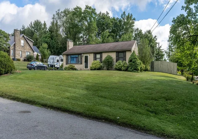 2nd image of 142 Emmet Dr, Beaver Falls, PA 15010 | MLS# 1760317