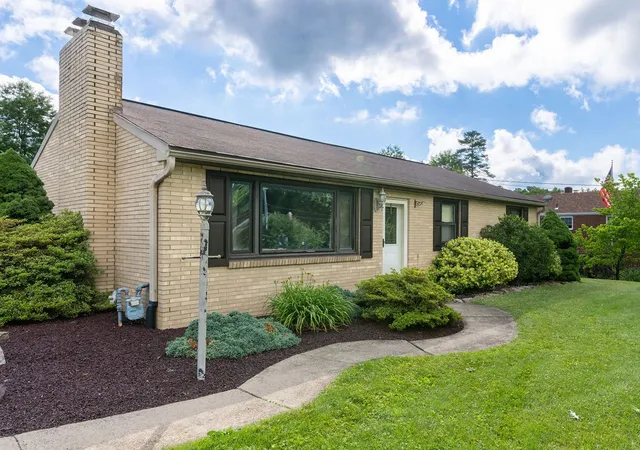 5th image of 142 Emmet Dr, Beaver Falls, PA 15010 | MLS# 1760317