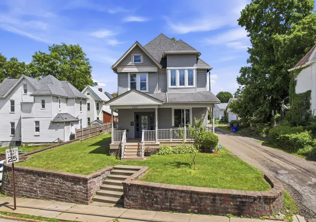 Photo 1 of Single family home for sale at 611 Montour St, Coraopolis, PA 15108 | MLS# 1760425 | Listing updated on 2026-07-09