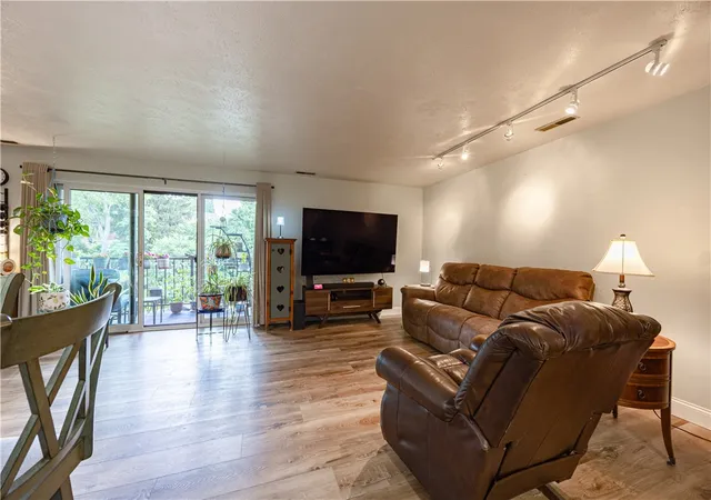 Listing Photo 4 - Condo for sale in building located at 7509 Penn Brg Ct, Pittsburgh, PA 15221
