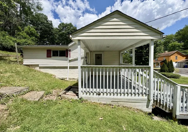 Photo 3 of Single family home for sale at 511 California Holw Rd, Imperial, PA 15126 | MLS# 1760620 | Listing updated on 2026-07-25