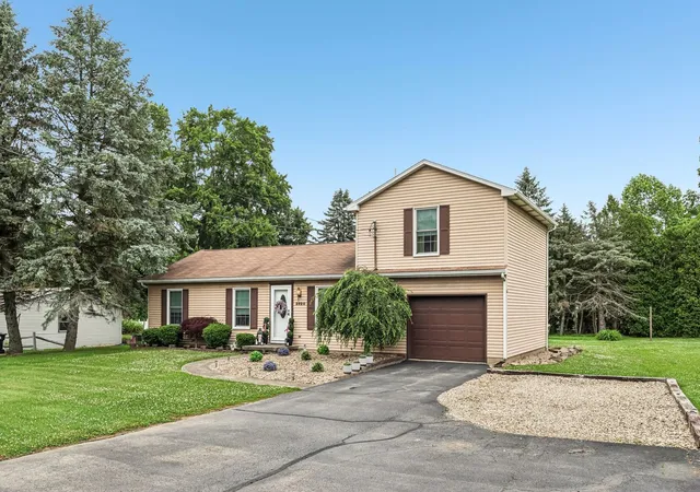 Homes for sale in Neshannock Twp, PA | 2920 Mercer Rd, Neshannock Twp, PA 16105 | MLS# 1760633
