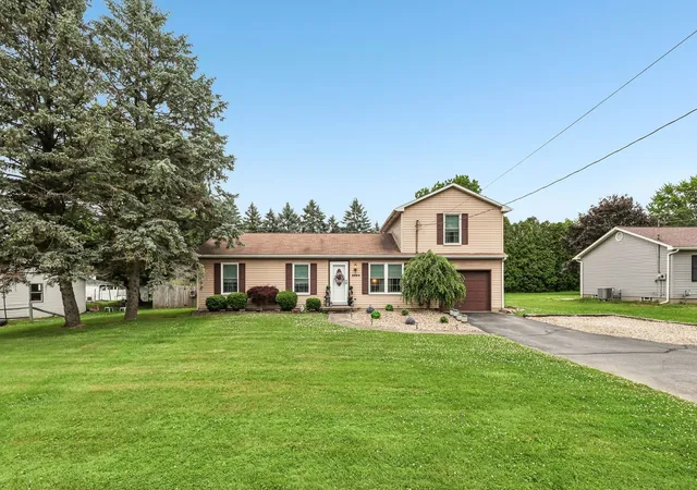 Homes for sale in Neshannock Twp, PA | 2920 Mercer Rd, Neshannock Twp, PA 16105 | MLS# 1760633