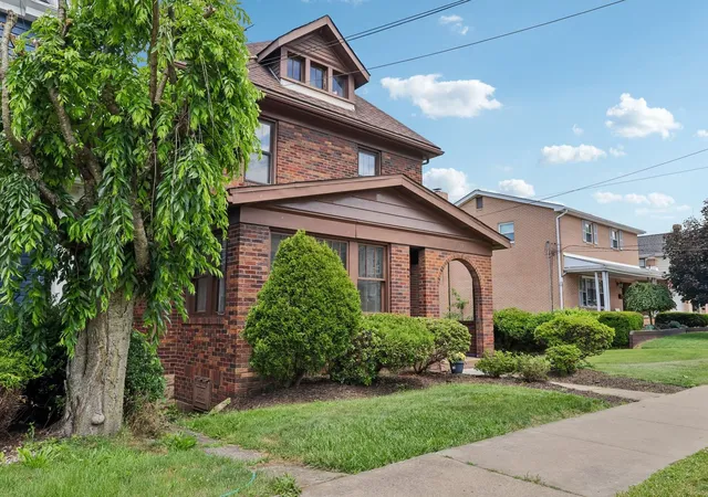Photo 3 of Single family home for sale at 1719 Vance Ave, Coraopolis, PA 15108 | MLS# 1760658 | Listing updated on 2026-07-12