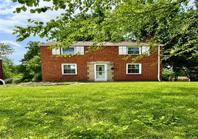 Homes for sale in Whitehall, PA | 5251 Fieldcrest Dr, Whitehall, PA 15236 | MLS# 1760535