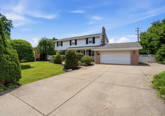 Homes for sale in Robinson Twp, PA | 1307 Silver Ln, Robinson Twp, PA 15108 | MLS# 1760789