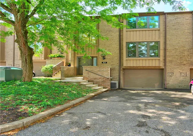 Townhouse for sale at 55 Maple Ct, Pittsburgh, PA 15237 | MLS# 1760699