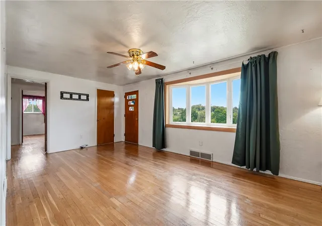 4th image of 319 Saratoga Dr, Pittsburgh, PA 15236 | MLS# 1760739