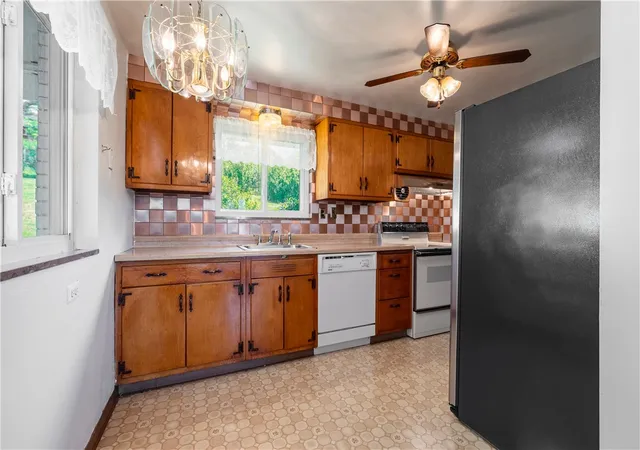 5th image of 319 Saratoga Dr, Pittsburgh, PA 15236 | MLS# 1760739