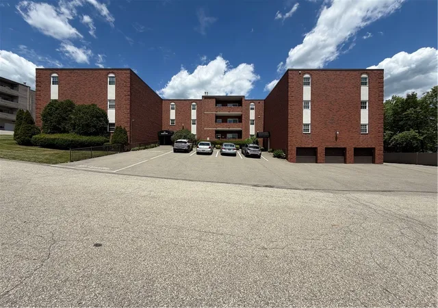 2nd image of 105 Woodstone Ln, New Kensington, PA 15068