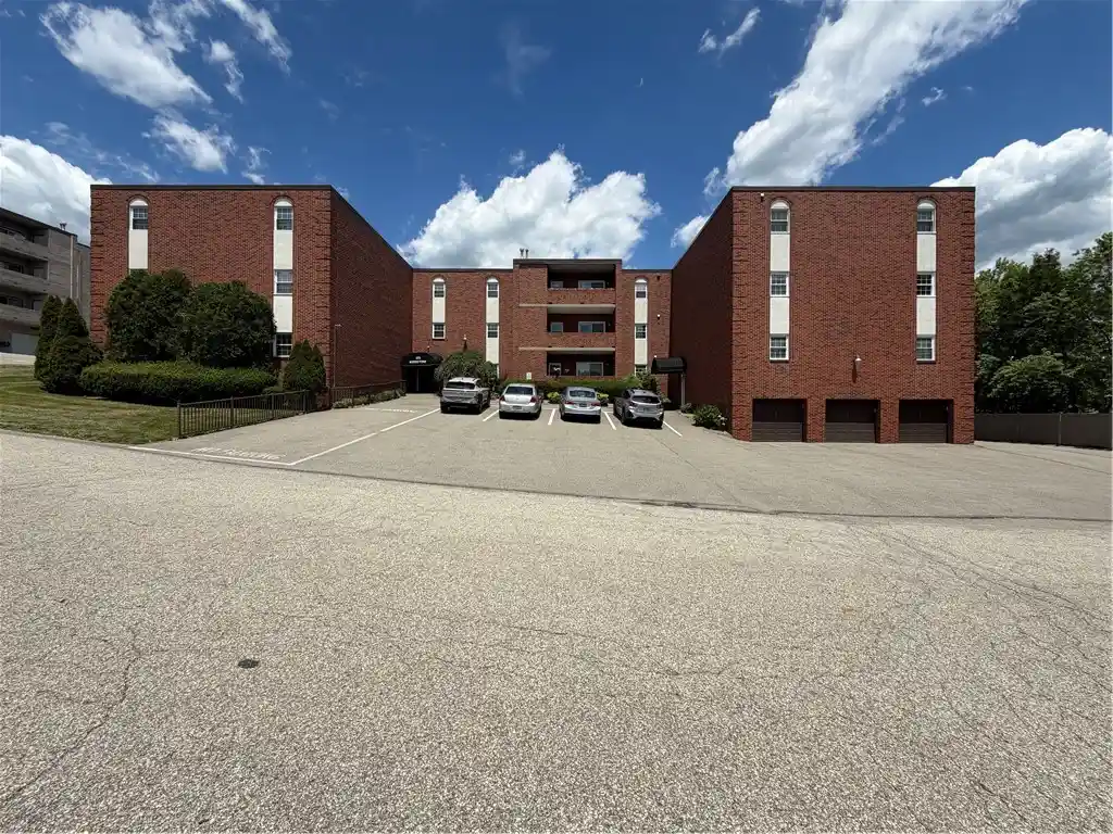 Listing Photo 32 - Condo for sale in 105 Woodstone Ln located at 105 Woodstone Ln, New Kensington, PA 15068 - Unit #61