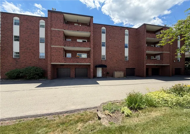 3rd image of 105 Woodstone Ln #61, New Kensington, PA 15068 | MLS# 1760916