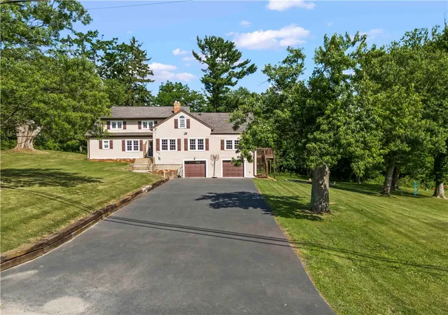 2nd image of 860 E Mcmurray Rd, Peters Twp, PA 15367 | MLS# 1760582