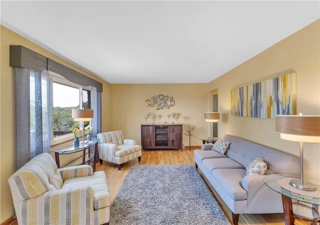 2nd image of 930 Crestview Dr, Ellwood City, PA 16117 | MLS# 1761018