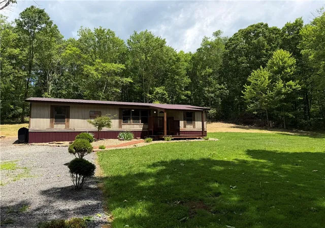 Photo 3 of Manufactured home for sale at 934 W Sunbury Rd, West Sunbury, PA 16061 | MLS# 1761335 | Listing updated on 2026-06-23