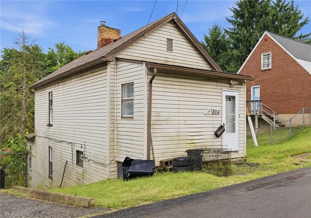 2nd image of 304 Division St, West Mifflin, PA 15122 | MLS# 1761346