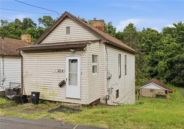 3rd image of 304 Division St, West Mifflin, PA 15122 | MLS# 1761346