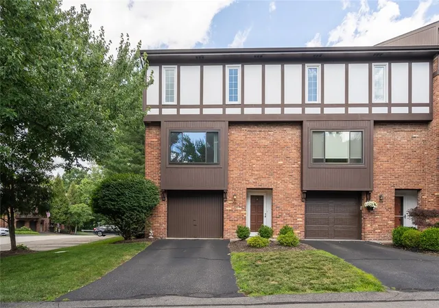 Homes for sale in Ross Twp, PA | 221 Woodbridge Ct, Ross Twp, PA 15237 | MLS# 1761060
