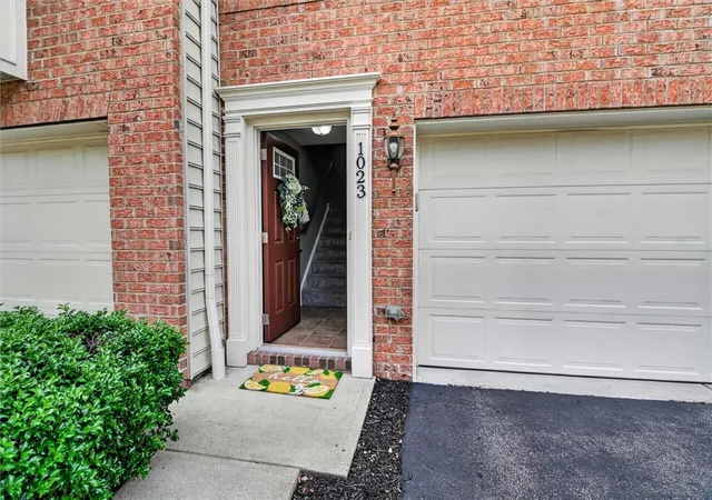 Homes for sale in Collier Twp, PA | 1023 Grey Fox Cir, Collier Twp, PA 15017 | MLS# 1761466