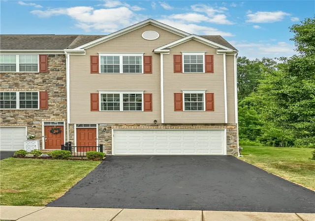 Homes for sale in Collier Twp, PA | 691 Freedom Dr, Collier Twp, PA 15106 | MLS# 1761180