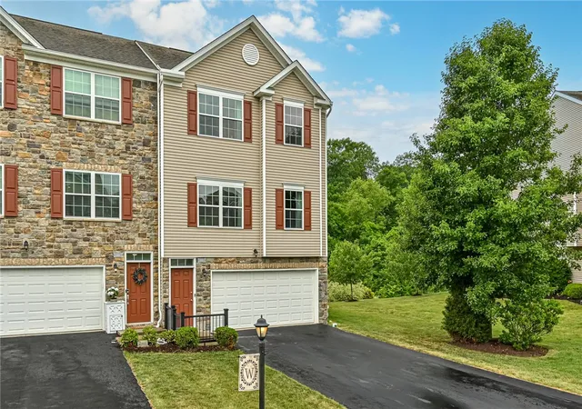 Homes for sale in Collier Twp, PA | 691 Freedom Dr, Collier Twp, PA 15106 | MLS# 1761180